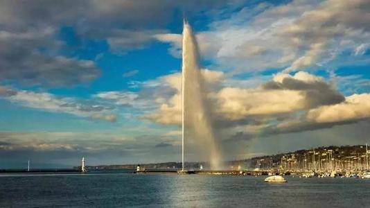 世界上最大的喷泉，一次喷水量约7吨，水柱最高能喷达高空150米处5