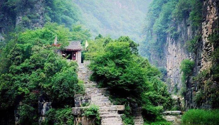 云南山上的两块巨大的岩石,自然形成了像臀部一样奇特的形状吗?1