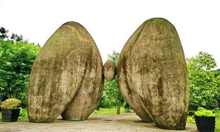 云南山上的两块巨大的岩石,自然形成了像臀部一样奇特的形状吗?2