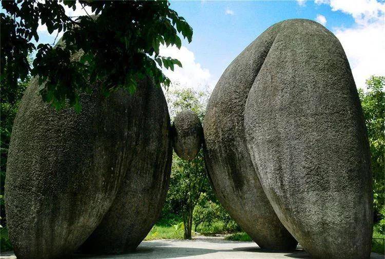 云南山上的两块巨大的岩石,自然形成了像臀部一样奇特的形状吗?3