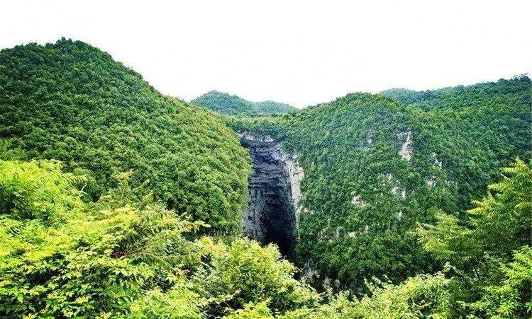 云南山上的两块巨大的岩石,自然形成了像臀部一样奇特的形状吗?4