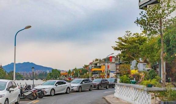 距离肇庆七星湖步行10分钟,便可到这条文艺小路,年轻人的最爱10