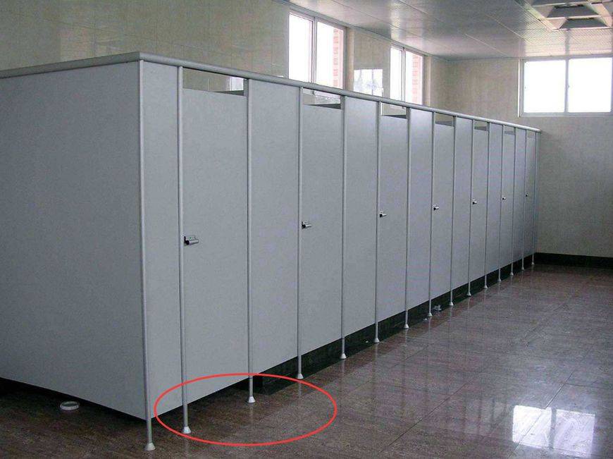 为何公厕隔间下方要留空隙,这样不是会被偷窥吗?看完忍不住笑了1