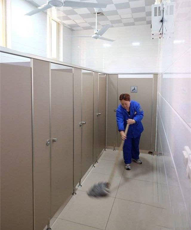 为何公厕隔间下方要留空隙,这样不是会被偷窥吗?看完忍不住笑了2