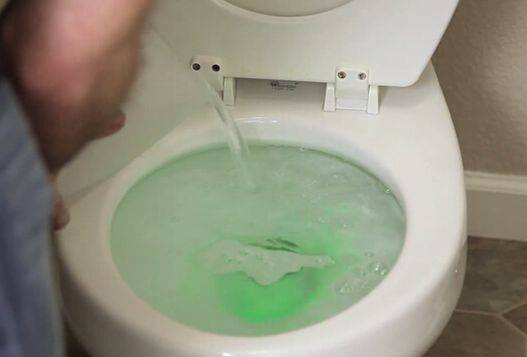 为何公厕隔间下方要留空隙,这样不是会被偷窥吗?看完忍不住笑了3