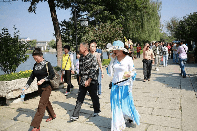 三天旅游包吃包住,团费仅需100元,这样的旅行团你敢去吗?3