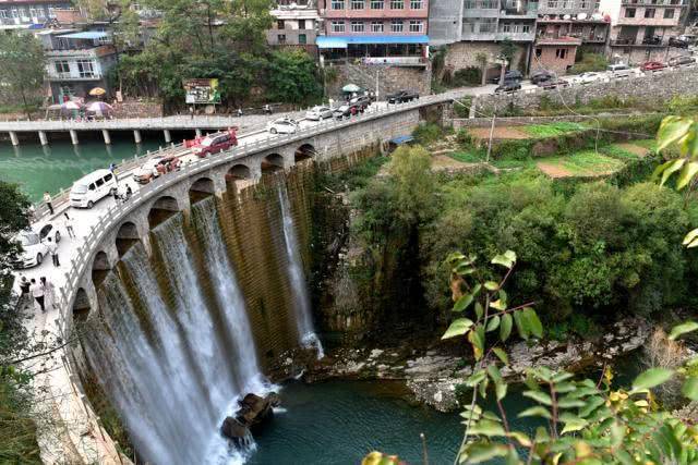 中国最“隐秘”村庄：藏在井底几千年，想出门得爬2000级台阶2