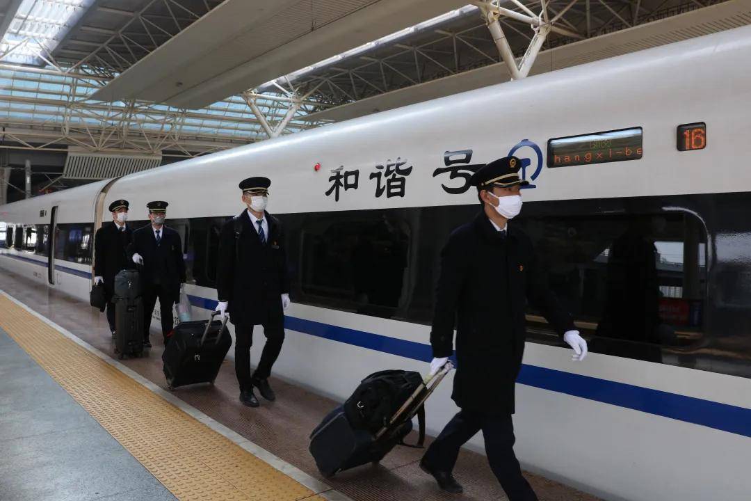 每天工作4小时,我国高铁司机月薪有多少?看完你可能就没兴趣了1