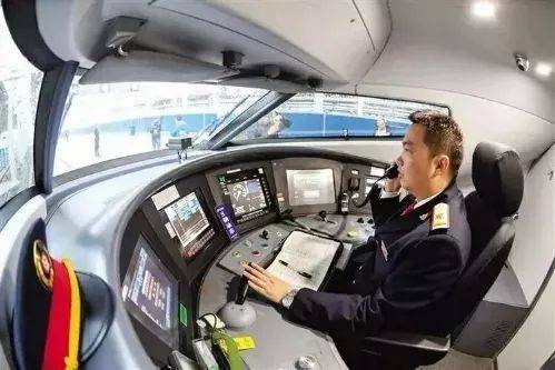 每天工作4小时,我国高铁司机月薪有多少?看完你可能就没兴趣了2