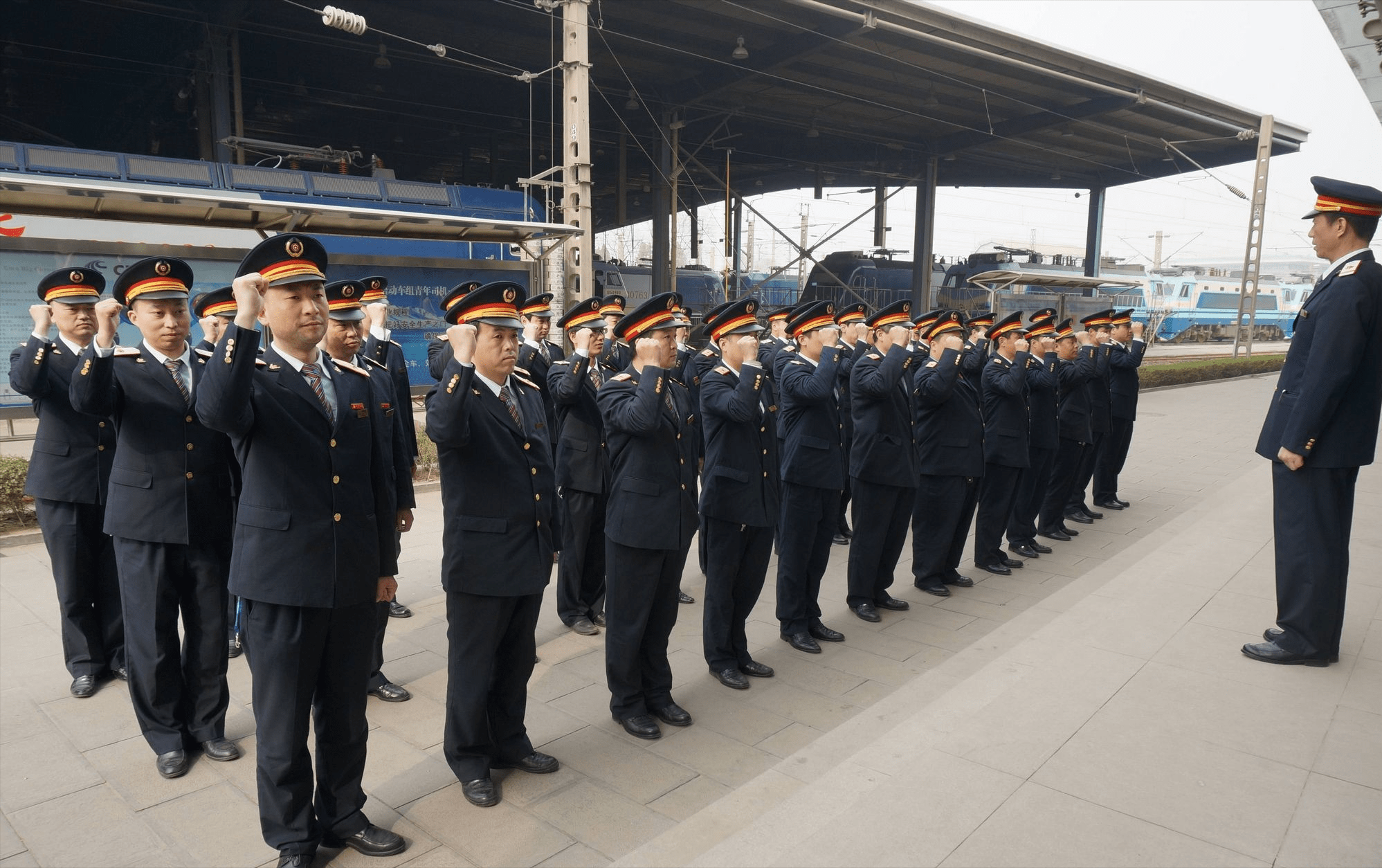 每天工作4小时,我国高铁司机月薪有多少?看完你可能就没兴趣了3