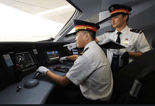 每天工作4小时,我国高铁司机月薪有多少?看完你可能就没兴趣了4