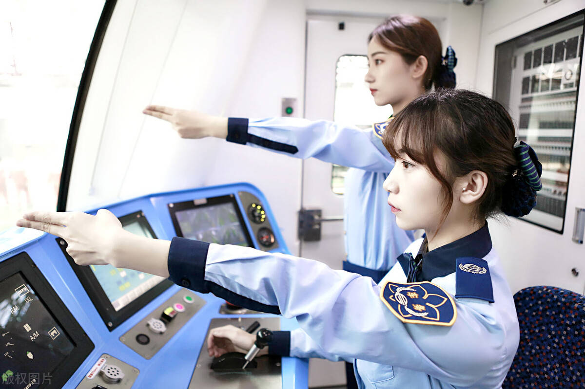 每天工作4小时,我国高铁司机月薪有多少?看完你可能就没兴趣了6