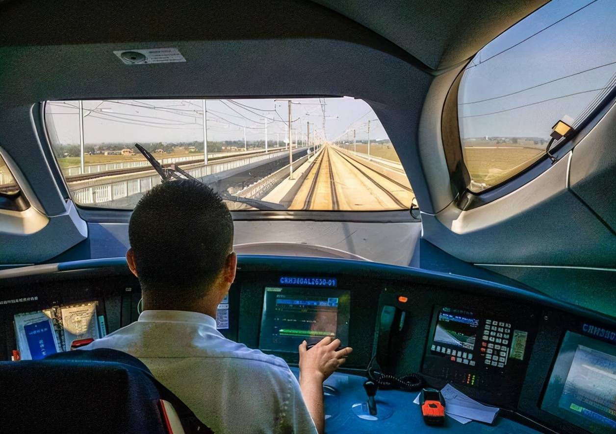 每天工作4小时,我国高铁司机月薪有多少?看完你可能就没兴趣了9