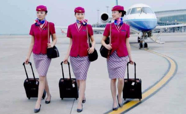 空姐上下飞机为什么要拉个箱子?里面是什么呢,这几件东西是标配1