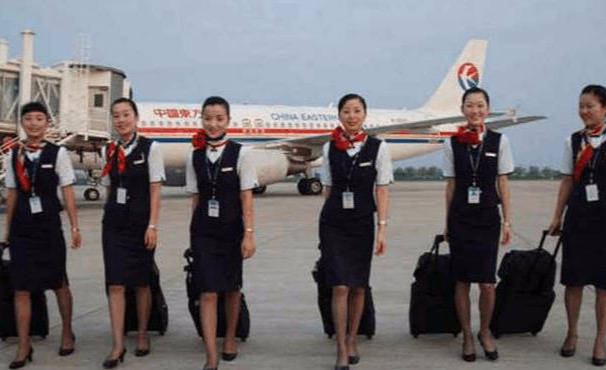 空姐上下飞机为什么要拉个箱子?里面是什么呢,这几件东西是标配2