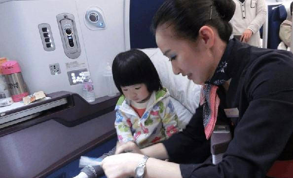 空姐上下飞机为什么要拉个箱子?里面是什么呢,这几件东西是标配4