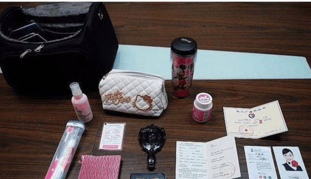 空姐上下飞机为什么要拉个箱子?里面是什么呢,这几件东西是标配5