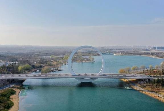 郑州市民又多了个休闲的好去处，有湖有沙滩有古寺，还免门票1