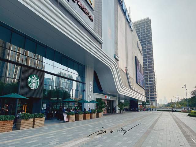 广州市海珠区有个位置优越的商场,两条地铁线交汇,却没什么人气2