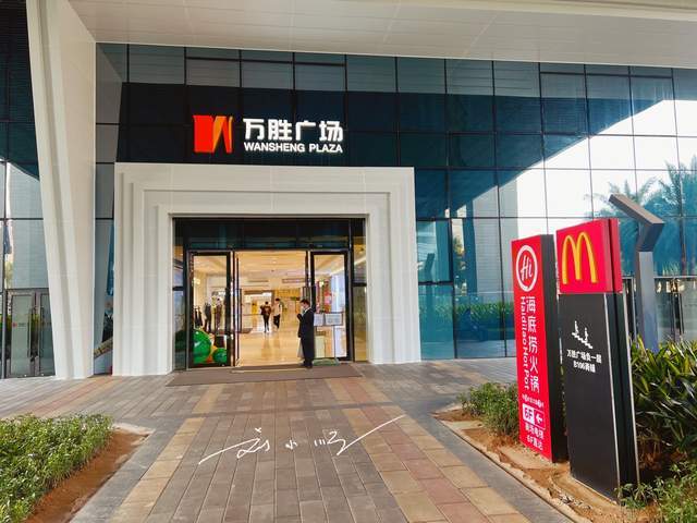 广州市海珠区有个位置优越的商场,两条地铁线交汇,却没什么人气3