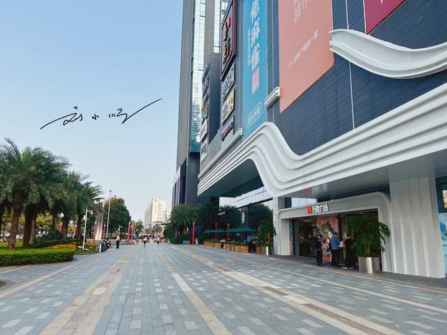 广州市海珠区有个位置优越的商场,两条地铁线交汇,却没什么人气4