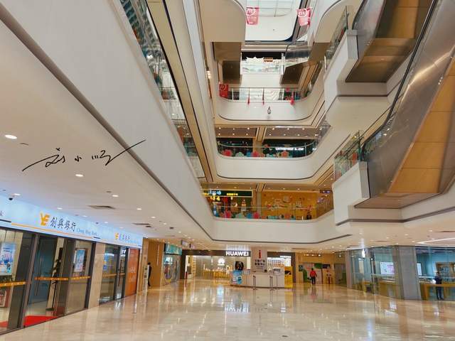 广州市海珠区有个位置优越的商场,两条地铁线交汇,却没什么人气7