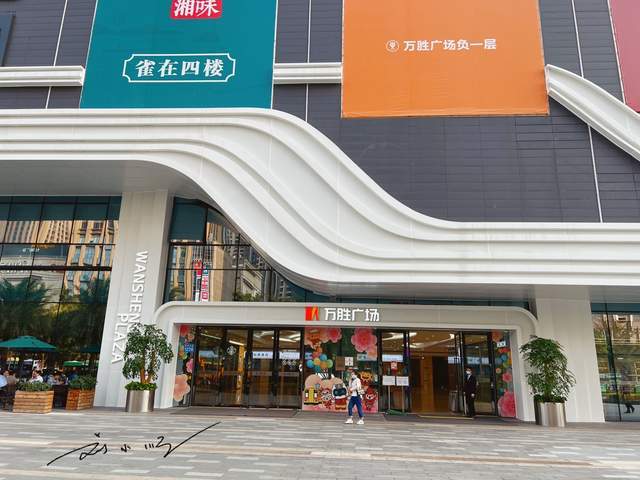 广州市海珠区有个位置优越的商场,两条地铁线交汇,却没什么人气9