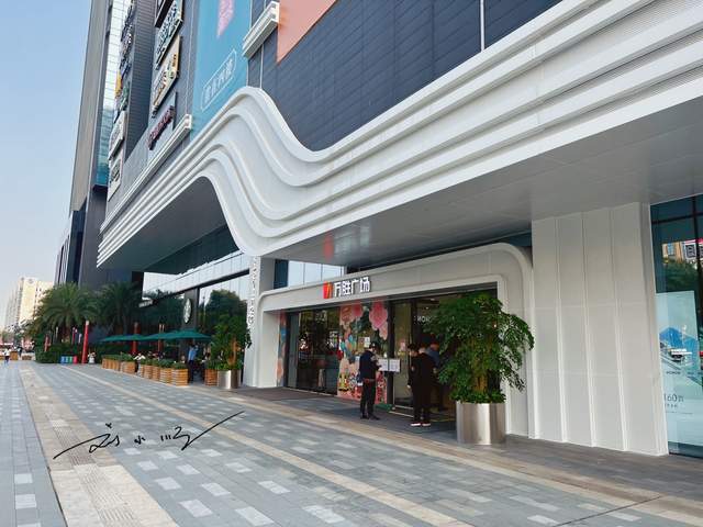 广州市海珠区有个位置优越的商场,两条地铁线交汇,却没什么人气11