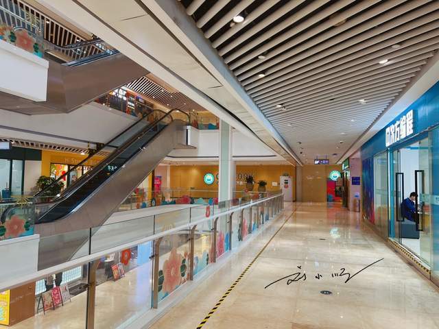 广州市海珠区有个位置优越的商场,两条地铁线交汇,却没什么人气10