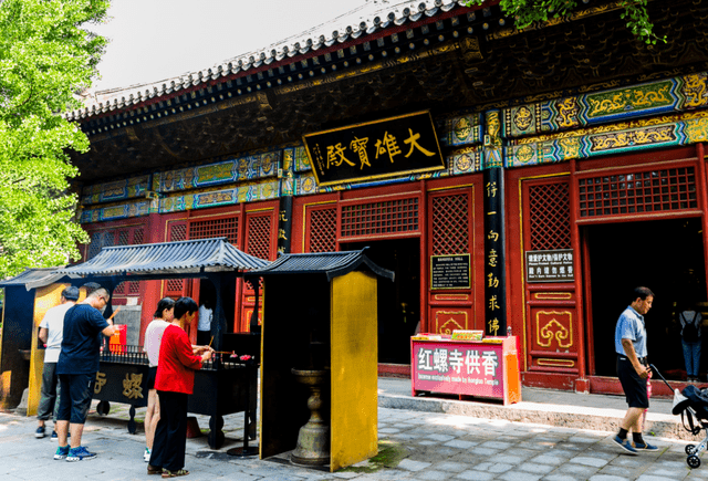 为何寺庙中都有大雄宝殿?它究竟是做什么的?听听导游怎么说4