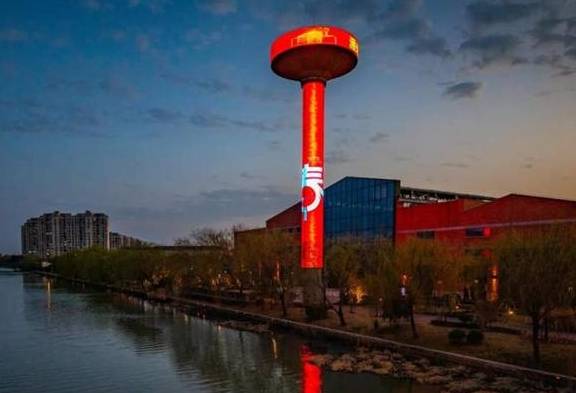 松江这处夜景新地标亮灯啦!水塔高高矗立绚丽多彩美轮美奂3