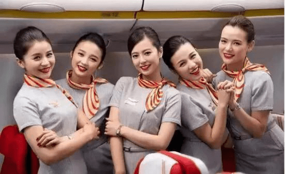 同样是空姐,为什么美国空姐大多都是中年大妈,而中国空姐却这么水灵?1