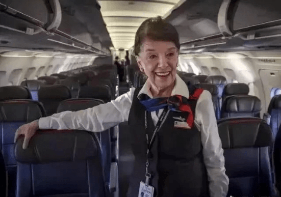 同样是空姐,为什么美国空姐大多都是中年大妈,而中国空姐却这么水灵?3