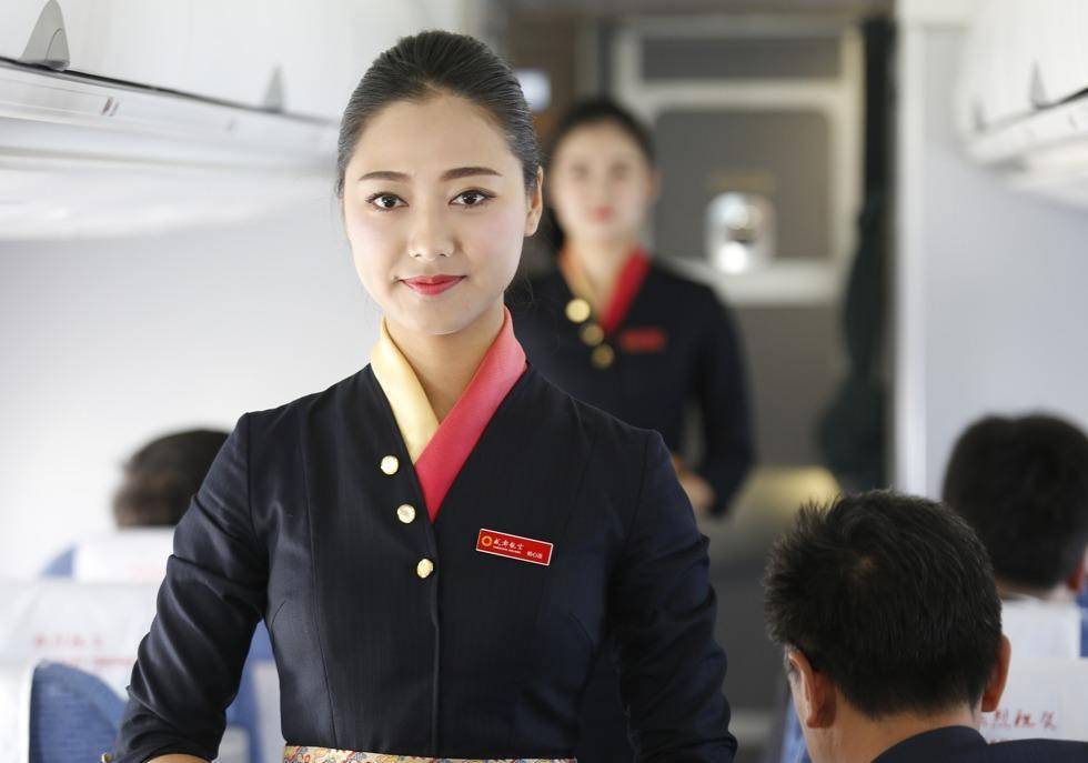 同样是空姐,为什么美国空姐大多都是中年大妈,而中国空姐却这么水灵?5