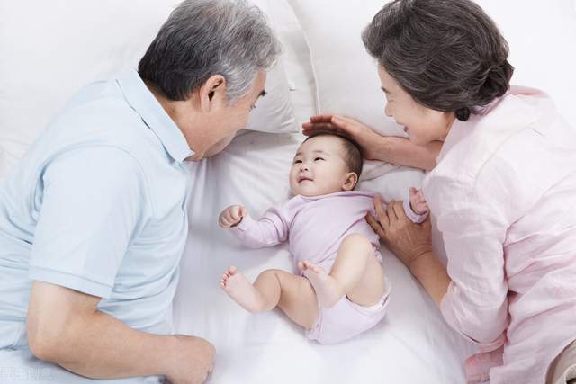 新型的啃老族，伤害老年人，影响下一代，很多人还浑然不知2