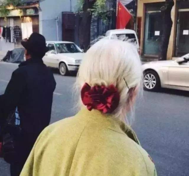 白发戴花君莫笑,岁月从不败美人1