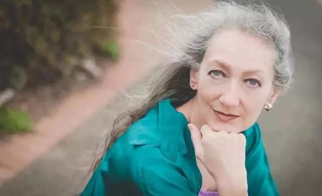 白发戴花君莫笑,岁月从不败美人2