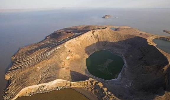 位于非洲东部的“图尔卡纳湖”，是世界上最大的永久性沙漠湖泊6