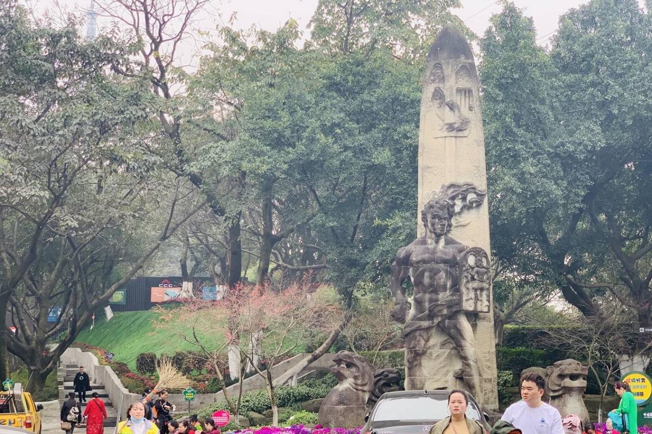 重庆开往春天的列车背后：无人机乱飞，树枝被折断，游客很失望2