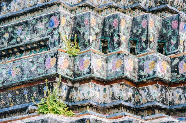 人工河畔的雄伟寺庙，贴满瓷片，象征着泰国一代王朝1