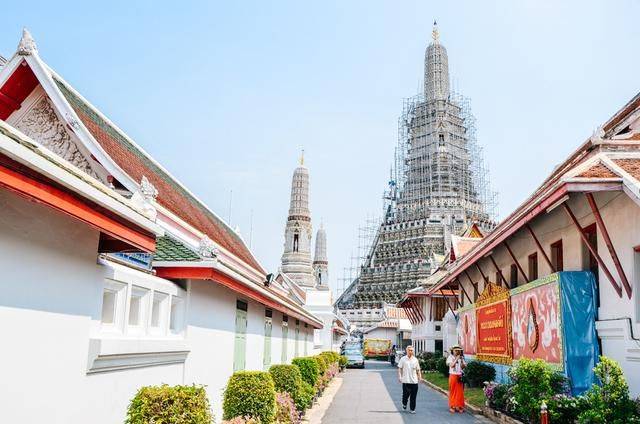 人工河畔的雄伟寺庙，贴满瓷片，象征着泰国一代王朝2