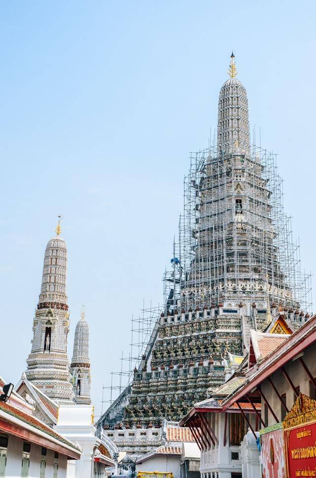 人工河畔的雄伟寺庙，贴满瓷片，象征着泰国一代王朝3