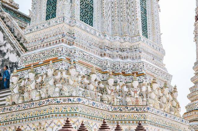 人工河畔的雄伟寺庙，贴满瓷片，象征着泰国一代王朝4