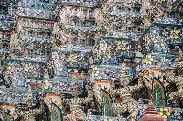 人工河畔的雄伟寺庙，贴满瓷片，象征着泰国一代王朝5