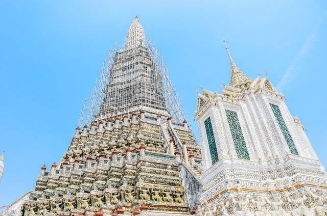 人工河畔的雄伟寺庙，贴满瓷片，象征着泰国一代王朝6