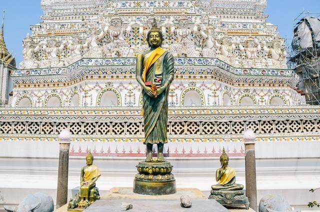 人工河畔的雄伟寺庙，贴满瓷片，象征着泰国一代王朝7