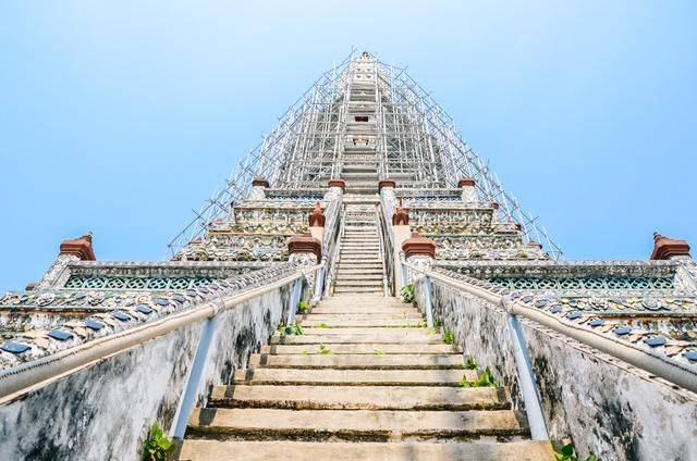 人工河畔的雄伟寺庙，贴满瓷片，象征着泰国一代王朝8