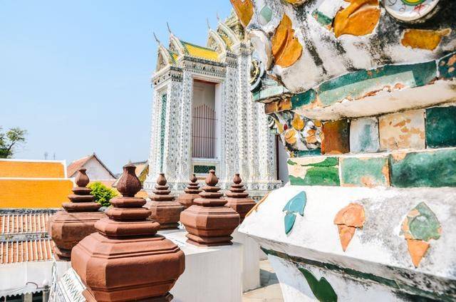 人工河畔的雄伟寺庙，贴满瓷片，象征着泰国一代王朝9