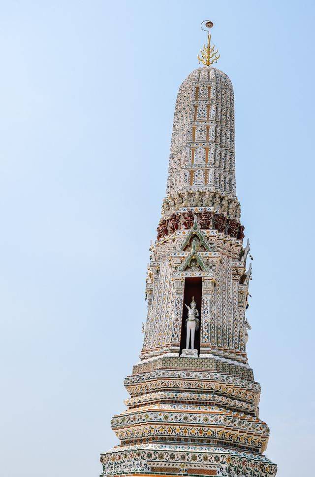 人工河畔的雄伟寺庙，贴满瓷片，象征着泰国一代王朝11