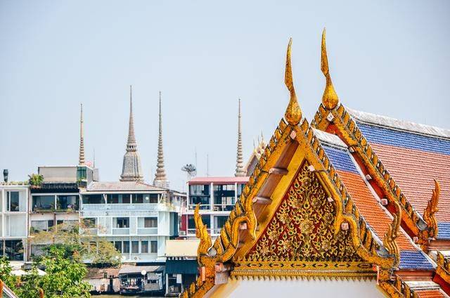 人工河畔的雄伟寺庙，贴满瓷片，象征着泰国一代王朝12